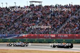 Lando Norris (GBR) McLaren MCL38 and Max Verstappen (NLD) Red Bull Racing RB20 battle for position. 20.10.2024. Formula 1 World Championship, Rd 19, United States Grand Prix, Austin, Texas, USA, Race Day.