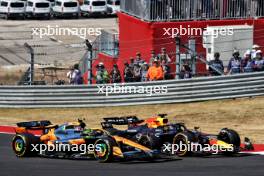 Lando Norris (GBR) McLaren MCL38 and Max Verstappen (NLD) Red Bull Racing RB20 battle for the lead at the start of the race. 20.10.2024. Formula 1 World Championship, Rd 19, United States Grand Prix, Austin, Texas, USA, Race Day.