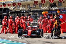 Carlos Sainz Jr (ESP) Ferrari SF-24 makes a pit stop. 20.10.2024. Formula 1 World Championship, Rd 19, United States Grand Prix, Austin, Texas, USA, Race Day.