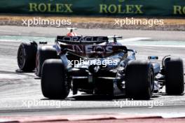 Sergio Perez (MEX) Red Bull Racing RB20 and George Russell (GBR) Mercedes AMG F1 W15 battle for position. 20.10.2024. Formula 1 World Championship, Rd 19, United States Grand Prix, Austin, Texas, USA, Race Day.