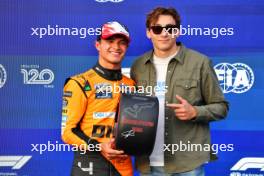 (L to R): Lando Norris (GBR) McLaren is presented the Pirelli Pole Position Award by Armand 'Mondo' Duplantis (SWE) Pole Vaulter. 19.10.2024. Formula 1 World Championship, Rd 19, United States Grand Prix, Austin, Texas, USA, Sprint and Qualifying Day.