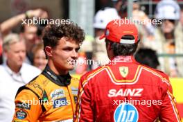 (L to R): Lando Norris (GBR) McLaren with Carlos Sainz Jr (ESP) Ferrari in Sprint parc ferme. 19.10.2024. Formula 1 World Championship, Rd 19, United States Grand Prix, Austin, Texas, USA, Sprint and Qualifying Day.