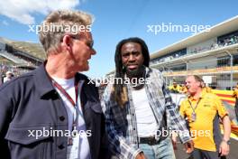 (L to R): Shaboozey (USA) Singer with Gordon Ramsey (GBR) Celebrity Chef on the grid. 19.10.2024. Formula 1 World Championship, Rd 19, United States Grand Prix, Austin, Texas, USA, Sprint and Qualifying Day.