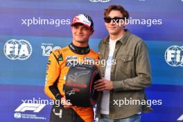 (L to R): Lando Norris (GBR) McLaren is presented the Pirelli Pole Position Award by Armand 'Mondo' Duplantis (SWE) Pole Vaulter. 19.10.2024. Formula 1 World Championship, Rd 19, United States Grand Prix, Austin, Texas, USA, Sprint and Qualifying Day.