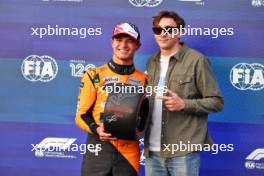 (L to R): Lando Norris (GBR) McLaren is presented the Pirelli Pole Position Award by Armand 'Mondo' Duplantis (SWE) Pole Vaulter. 19.10.2024. Formula 1 World Championship, Rd 19, United States Grand Prix, Austin, Texas, USA, Sprint and Qualifying Day.