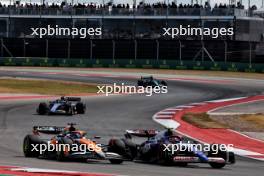 Oscar Piastri (AUS) McLaren MCL38 and Yuki Tsunoda (JPN) RB VCARB 01 battle for position. 19.10.2024. Formula 1 World Championship, Rd 19, United States Grand Prix, Austin, Texas, USA, Sprint and Qualifying Day.