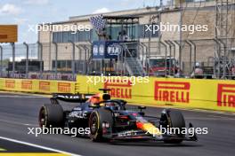 Race winner Max Verstappen (NLD) Red Bull Racing RB20 takes the chequered flag at the end of Sprint. 19.10.2024. Formula 1 World Championship, Rd 19, United States Grand Prix, Austin, Texas, USA, Sprint and Qualifying Day.