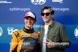 (L to R): Lando Norris (GBR) McLaren is presented the Pirelli Pole Position Award by Armand 'Mondo' Duplantis (SWE) Pole Vaulter. 19.10.2024. Formula 1 World Championship, Rd 19, United States Grand Prix, Austin, Texas, USA, Sprint and Qualifying Day.