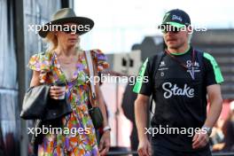 (L to R): Tiffany Cromwell (AUS) Professional Cyclist with her Bonamy Grimes (GBR) Valtteri Bottas (FIN) Sauber. 19.10.2024. Formula 1 World Championship, Rd 19, United States Grand Prix, Austin, Texas, USA, Sprint and Qualifying Day.