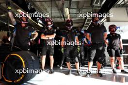 Alpine F1 Team mechanics. 19.10.2024. Formula 1 World Championship, Rd 19, United States Grand Prix, Austin, Texas, USA, Sprint and Qualifying Day.