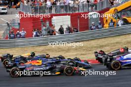 Sergio Perez (MEX) Red Bull Racing RB20 and Franco Colapinto (ARG) Williams Racing FW46 at the start of Sprint. 19.10.2024. Formula 1 World Championship, Rd 19, United States Grand Prix, Austin, Texas, USA, Sprint and Qualifying Day.