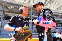 (L to R): Josh Peckett (GBR) Alpine F1 Team Race Engineer with Esteban Ocon (FRA) Alpine F1 Team on the grid. 19.10.2024. Formula 1 World Championship, Rd 19, United States Grand Prix, Austin, Texas, USA, Sprint and Qualifying Day.