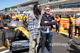 (L to R): Shaboozey (USA) Singer with Gordon Ramsey (GBR) Celebrity Chef on the grid. 19.10.2024. Formula 1 World Championship, Rd 19, United States Grand Prix, Austin, Texas, USA, Sprint and Qualifying Day.