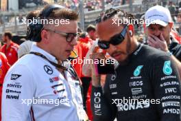 (L to R): Peter Bonnington (GBR) Mercedes AMG F1 Race Engineer with Lewis Hamilton (GBR) Mercedes AMG F1 on the grid. 19.10.2024. Formula 1 World Championship, Rd 19, United States Grand Prix, Austin, Texas, USA, Sprint and Qualifying Day.