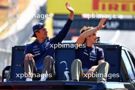 (L to R): Alexander Albon (THA) Williams Racing and Franco Colapinto (ARG) Williams Racing on the drivers' parade. 20.10.2024. Formula 1 World Championship, Rd 19, United States Grand Prix, Austin, Texas, USA, Race Day.