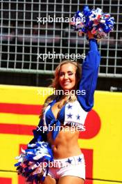 Circuit atmosphere - Dallas Cowboys Cheerleaders at the drivers' parade.  20.10.2024. Formula 1 World Championship, Rd 19, United States Grand Prix, Austin, Texas, USA, Race Day.