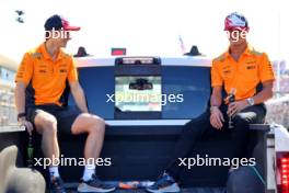 (L to R): Oscar Piastri (AUS) McLaren and Lando Norris (GBR) McLaren on the drivers' parade. 20.10.2024. Formula 1 World Championship, Rd 19, United States Grand Prix, Austin, Texas, USA, Race Day.