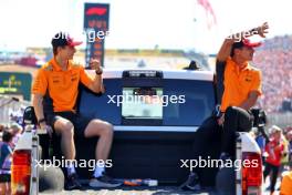 (L to R): Oscar Piastri (AUS) McLaren and Lando Norris (GBR) McLaren on the drivers' parade. 20.10.2024. Formula 1 World Championship, Rd 19, United States Grand Prix, Austin, Texas, USA, Race Day.