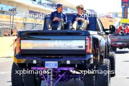 (L to R): Alexander Albon (THA) Williams Racing and Franco Colapinto (ARG) Williams Racing on the drivers' parade. 20.10.2024. Formula 1 World Championship, Rd 19, United States Grand Prix, Austin, Texas, USA, Race Day.