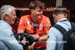 Oliver Bearman (GBR) Ferrari Reserve Driver with Derek Warwick (GBR) FIA Steward (Left). 17.10.2024. Formula 1 World Championship, Rd 19, United States Grand Prix, Austin, Texas, USA, Preparation Day.