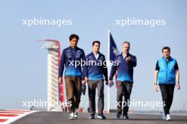 Alexander Albon (THA) Williams Racing walks the circuit with the team. 17.10.2024. Formula 1 World Championship, Rd 19, United States Grand Prix, Austin, Texas, USA, Preparation Day.