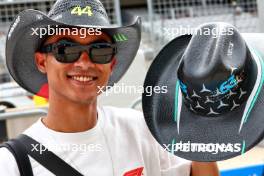 Circuit atmosphere - Mercedes AMG F1 fan with hats. 17.10.2024. Formula 1 World Championship, Rd 19, United States Grand Prix, Austin, Texas, USA, Preparation Day.