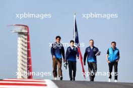 Alexander Albon (THA) Williams Racing walks the circuit with the team. 17.10.2024. Formula 1 World Championship, Rd 19, United States Grand Prix, Austin, Texas, USA, Preparation Day.