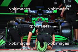 Sauber C44 prepared by mechanics. 17.10.2024. Formula 1 World Championship, Rd 19, United States Grand Prix, Austin, Texas, USA, Preparation Day.