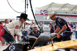 (L to R): Lainey Wilson (USA) Singer with Pierre Gasly (FRA) Alpine F1 Team. 17.10.2024. Formula 1 World Championship, Rd 19, United States Grand Prix, Austin, Texas, USA, Preparation Day.