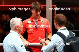 Oliver Bearman (GBR) Ferrari Reserve Driver (Centre) with Derek Warwick (GBR) FIA Steward (Left). 17.10.2024. Formula 1 World Championship, Rd 19, United States Grand Prix, Austin, Texas, USA, Preparation Day.