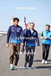 Alexander Albon (THA) Williams Racing walks the circuit with the team. 17.10.2024. Formula 1 World Championship, Rd 19, United States Grand Prix, Austin, Texas, USA, Preparation Day.