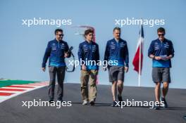 Franco Colapinto (ARG) Williams Racing walks the circuit with the team. 17.10.2024. Formula 1 World Championship, Rd 19, United States Grand Prix, Austin, Texas, USA, Preparation Day.