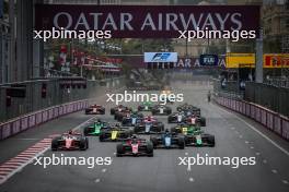 Joshua Durksen (PAR) AIX Racing leads at the start of the race. 14.09.2024. FIA Formula 2 Championship, Rd 12, Sprint Race, Baku, Azerbaijan, Saturday.