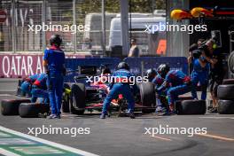 Richard Verschoor (NED) Trident makes a pit stop. 15.09.2024. FIA Formula 2 Championship, Rd 12, Feature Race, Baku, Azerbaijan, Sunday.