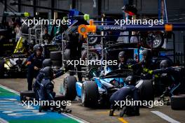 Jak Crawford (USA) Dams makes a pit stop. 07.07.2024. FIA Formula 2 Championship, Rd 8, Feature Race, Silverstone, England, Sunday.