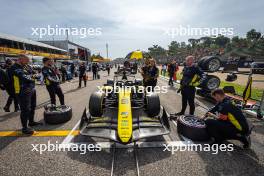 Kush Maini (IND) Invicta Racing on the grid. 19.05.2024. FIA Formula 2 Championship, Rd 4, Feature Race, Imola, Italy, Sunday.