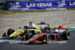 Rafael Villagomez (MEX) Van Amersfoort Racing and Kush Maini (IND) Invicta Racing battle for position. 31.08.2024. Formula 2 Championship, Rd 11, Sprint Race, Monza, Italy, Saturday.