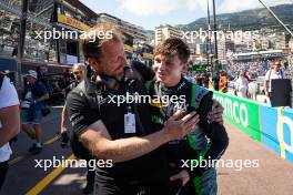 Race winner Taylor Barnard (GBR) AIX Racing celebrates with the team. 25.05.2024. FIA Formula 2 Championship, Rd 5, Monte Carlo, Monaco, Sprint Race, Saturday.