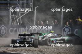 Piotr Wisnicki (POL) Rodin Motorsport and Max Esterson (USA) Jenzer Motorsport crash. 31.08.2024. Formula 3 Championship, Rd 10, Sprint Race, Monza, Italy, Saturday.