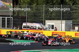 Leonardo Fornaroli (ITA) Trident leads at the start of the race. 01.09.2024. Formula 3 Championship, Rd 10, Feature Race, Monza, Italy, Sunday.