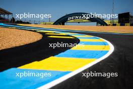 Circuit atmosphere - Kerb detail and Dunlop bridge. 07-09.06.2024. FIA World Endurance Championship, Le Mans Scrutineering and Test, Le Mans, France.